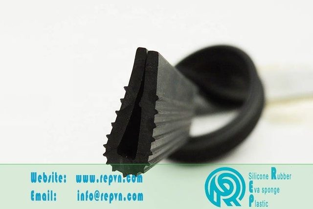 Gioang cao su chen cua chu HU ron tim mau den trang 06 min