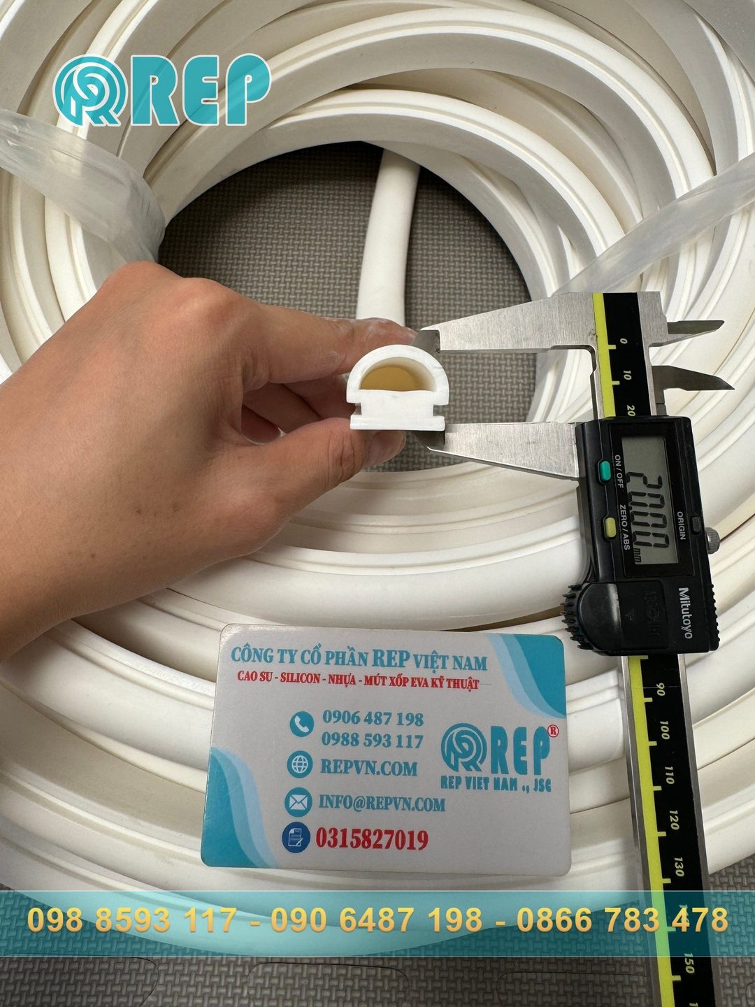 Ron silicon trắng chữ D 20x20x3