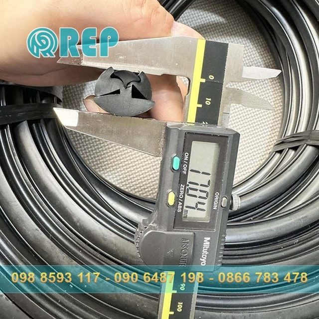Gioang cao su chen cua chu H ron tim mau den 17x21