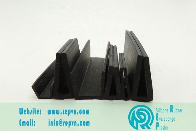 Gioang cao su chen cua chu HU ron tim mau den trang 04 min