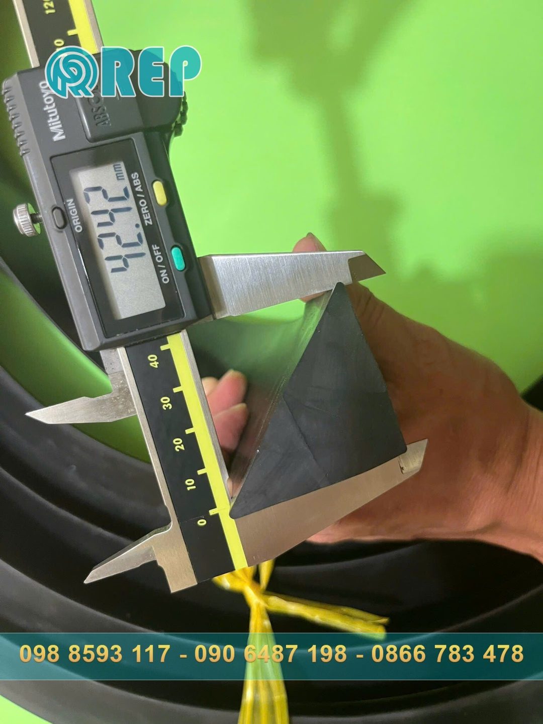 Ron cao su EPDM tam giác 40x40