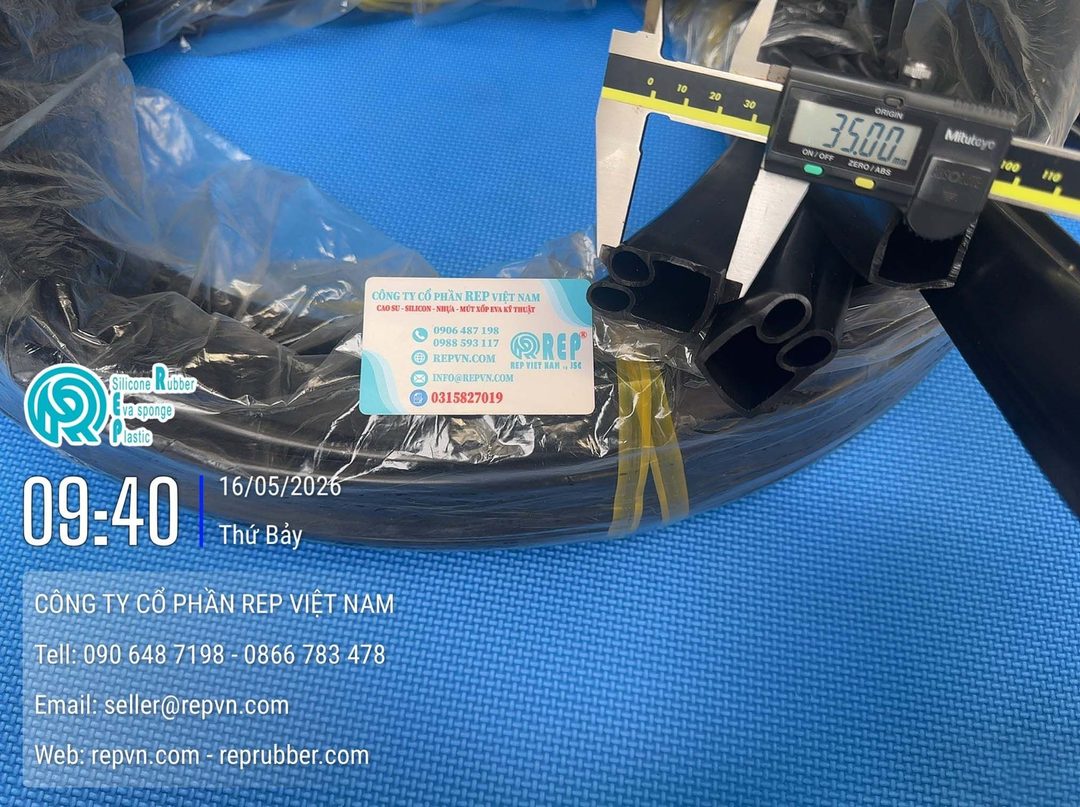 Kích thước 25x35x2 có phù hợp với tất cả các loại cửa không? Đây là kích thước phổ biến cho nhiều loại cửa kho lạnh. Tuy nhiên, nếu bạn có yêu cầu kích thước riêng, Cao su REP hoàn toàn có thể tùy chỉnh sản xuất theo bản vẽ của khách hàng