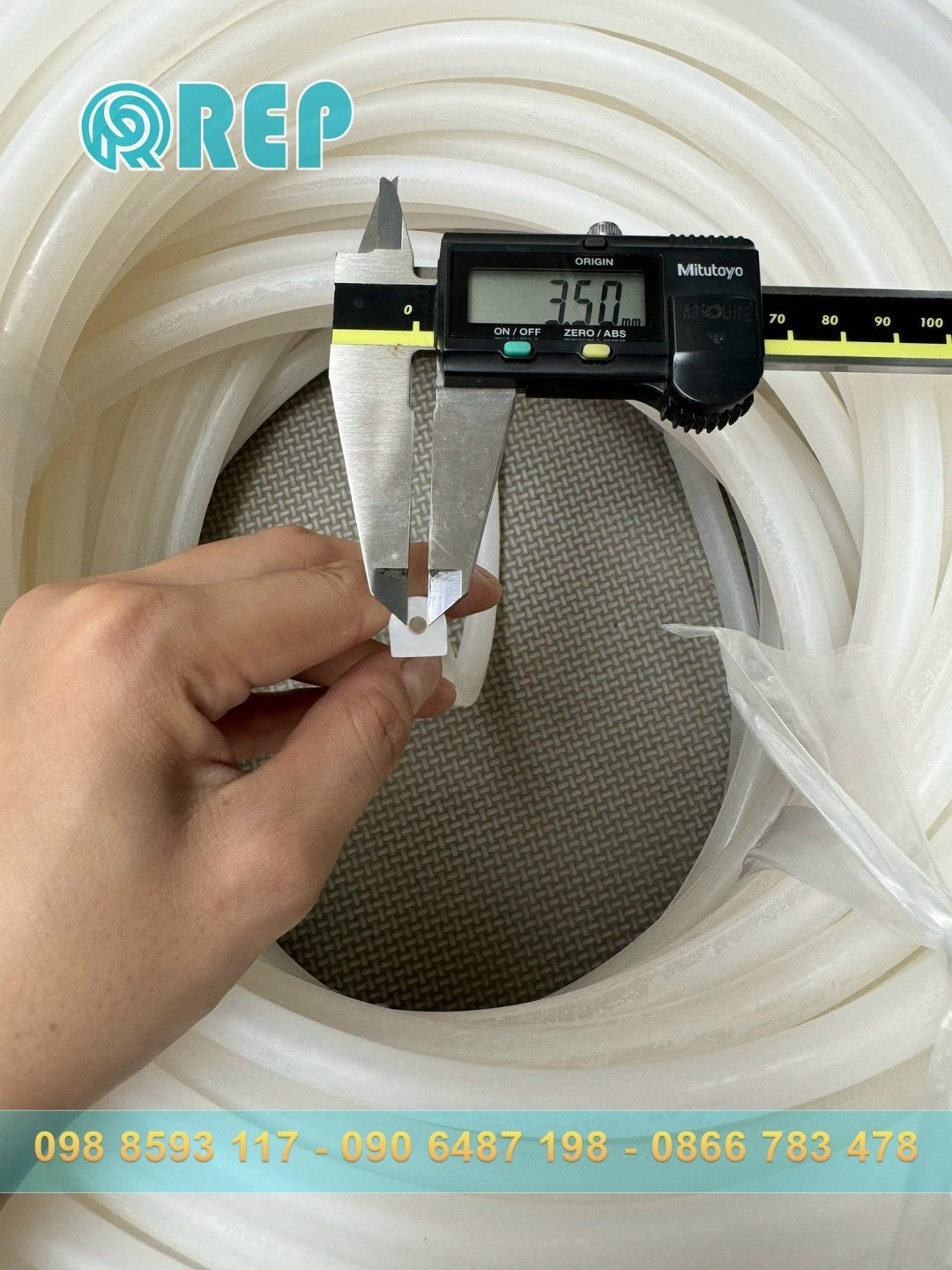 Ron silicon trắng chữ D 10x10.5x3.5